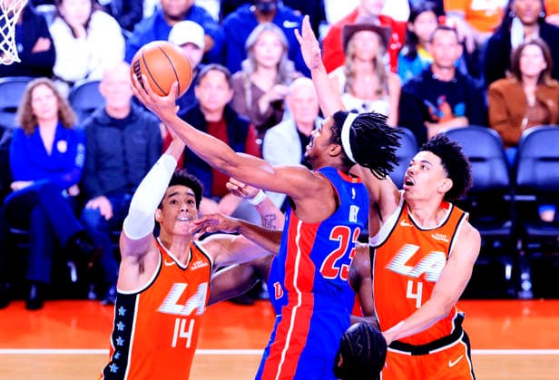 December 28, 2025, Inglewood, California, USA: Jaden Ivey 23 of the Detroit Pistons drives past Yanic Konan Niederhauser 14 and Kobe Sanders 4 of the Los Angeles Clippers for a score during their 2025 NBA, Basketball Herren, USA regular season game on Sunday December 28, 2025 at Intuit Dome Arena in Inglewood, California. JAVIER ROJAS PI Inglewood USA - ZUMAp124 20251228_zaa_p124_021 Copyright: xJavierxRojasx