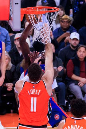 December 28, 2025, Inglewood, California, USA: Isaiah Stewart 28 of the Detroit Pistons dunks past Brook Lopez 11 of the Los Angeles Clippers during their 2025 NBA, Basketball Herren, USA regular season game on Sunday December 28, 2025 at Intuit Dome Arena in Inglewood, California. JAVIER ROJAS PI Inglewood USA - ZUMAp124 20251228_zaa_p124_022 Copyright: xJavierxRojasx