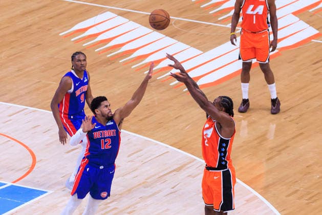 December 28, 2025, Inglewood, California, USA: Kawhi Leonard 2 of the Los Angeles Clippers puts a shot over Tobias Harris 12 of the Detroit Pistons during their 2025 NBA, Basketball Herren, USA regular season game on Sunday December 28, 2025 at Intuit Dome Arena in Inglewood, California. JAVIER ROJAS PI Inglewood USA - ZUMAp124 20251228_zaa_p124_025 Copyright: xJavierxRojasx