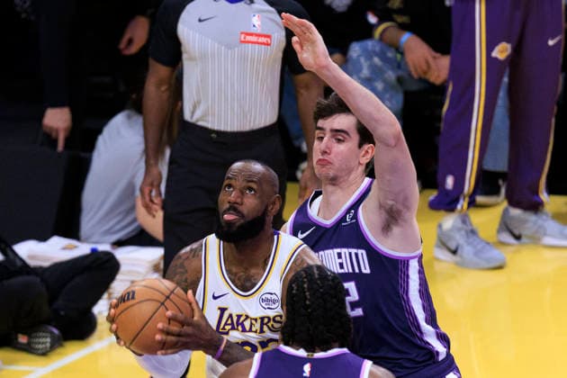 December 28, 2025, Los Angeles, California, USA: LeBron James 23 of the Los Angeles Lakers attempts a two point shot as Maxime Raynaud 42 of the Sacramento Kings defends the basket during their regular season NBA, Basketball Herren, USA game on Sunday December 28, 2025 at Crypto.com Arena in Los Angeles, California. Lakers lose to Rockets, 96-119. ARIANA RUIZ PI Los Angeles USA - ZUMAp124 20251228_zaa_p124_029 Copyright: xArianaxRuizx