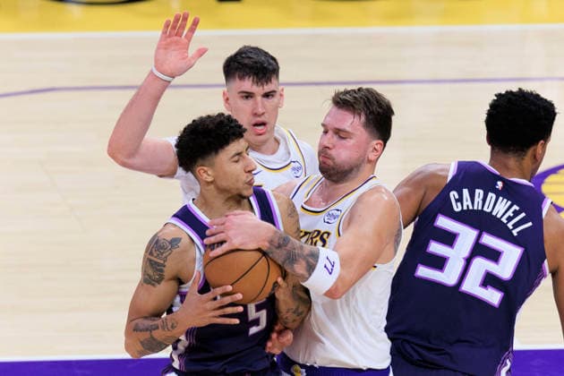 December 28, 2025, Los Angeles, California, USA: Luka Doncic 77 of the Los Angeles Lakers attempts to wrestle the ball away from Nique Clifford 5 of the Sacramento Kings during their regular season NBA, Basketball Herren, USA game on Sunday December 28, 2025 at Crypto.com Arena in Los Angeles, California. Lakers lose to Rockets, 96-119. ARIANA RUIZ PI Los Angeles USA - ZUMAp124 20251228_zaa_p124_030 Copyright: xArianaxRuizx