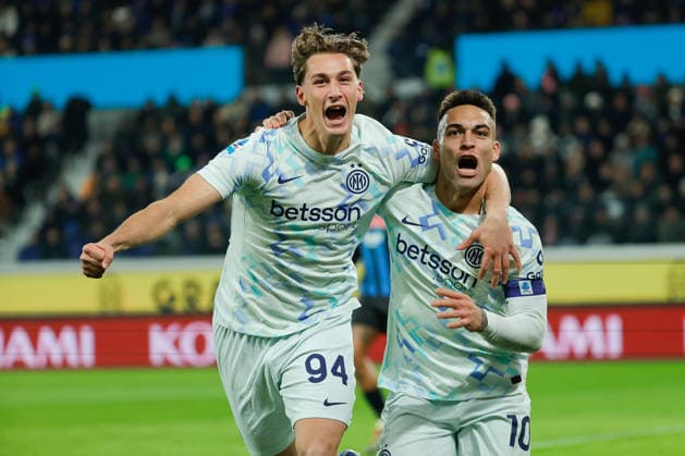 December 28, 2025, Bergamo, Italy: LAUTARO MARTINEZ of FC Inter celebrates with FRANCESCO PIO ESPOSITO after scoring goal for 0-1 during the Italian Serie A soccer match Atalanta BC vs FC Inter at New Balance Arena. Final score Atalanta BC 0:1 FC Inter. Bergamo Italy - ZUMAs197 20251228_aaa_s197_346 Copyright: xEmanuelexPennacchiox