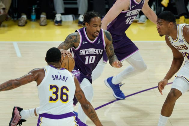 LOS ANGELES, CA - DECEMBER 28: Sacramento Kings guard forward Demar Derozan (10) drives to the basket during the Sacramento Kings vs Los Angeles Lakers NBA, Basketball Herren, USA game on December 28, 2025, at Crypto.com Arena in Los Angeles, CA. (Photo by Jevone Moore Icon Sportswire) NBA: DEC 28 Sacramento Kings at Los Angeles Lakers EDITORIAL USE ONLY Icon20251228027