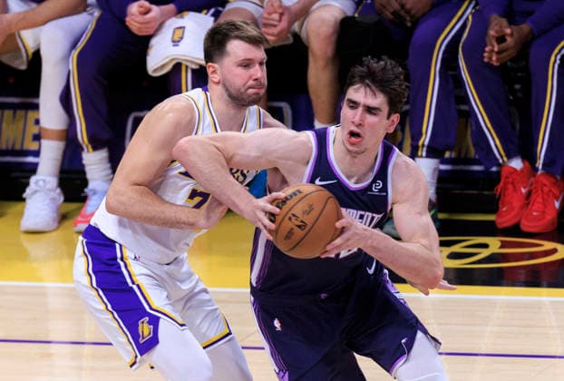 December 28, 2025, Los Angeles, California, USA: Luka Doncic 77 of the Los Angeles Lakers guards Maxime Raynaud 42 of the Sacramento Kings during their regular season NBA, Basketball Herren, USA game on Sunday December 28, 2025 at Crypto.com Arena in Los Angeles, California. Lakers defeat Kings, 125-101. ARIANA RUIZ PI Los Angeles USA - ZUMAp124 20251228_zaa_p124_041 Copyright: xArianaxRuizx