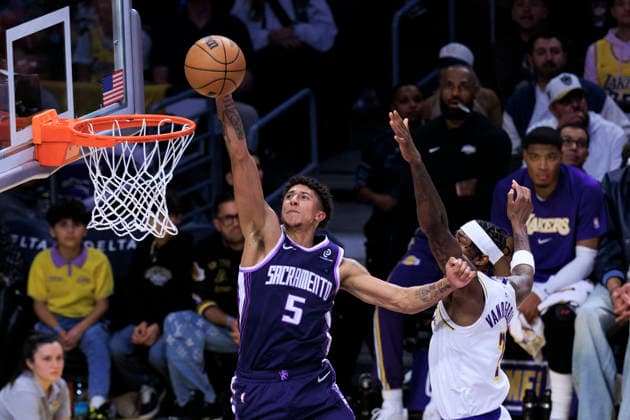 December 28, 2025, Los Angeles, California, USA: Nique Clifford 5 of the Sacramento Kings scores with a lay in as Jarred Vanderbilt 2 of the Los Angeles Lakers defends the basket during their regular season NBA, Basketball Herren, USA game on Sunday December 28, 2025 at Crypto.com Arena in Los Angeles, California. Lakers defeat Kings, 125-101. ARIANA RUIZ PI Los Angeles USA - ZUMAp124 20251228_zaa_p124_047 Copyright: xArianaxRuizx