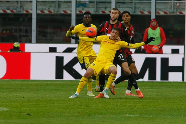 AC Milan v Hellas Verona FC - Serie A Strahinja Pavlovic of AC Milan battles for the ball with Giovane Santana do Nascimiento of Hellas Verona FC during the AC Milan vs Hellas Verona FC, 17th Serie A Enilive 2025-26 game at Giuseppe Meazza - San Siro stadium in Milano, Italy, on December 28, 2025. Milano Italy  Copyright: xDavidexCasentinix originalFilename:casentini-acmilanv251228_npXV8.jpg