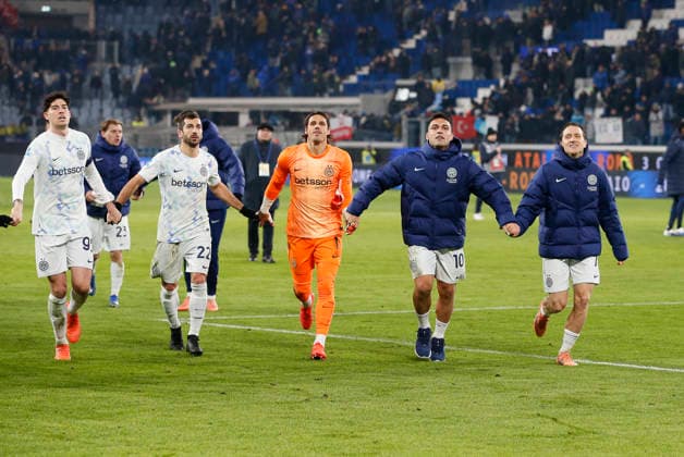 Atalanta BC v FC Internazionale - Serie A Inter players celebrate the victory at the end of the Atalanta BC vs Internazionale FC, 17th Serie A Enilive 2025-26 game at New Balance Arena in Bergamo, Italy, on December 28, 2025. Bergamo Italy  Copyright: xDavidexCasentinix originalFilename:casentini-atalanta251228_npr5i.jpg