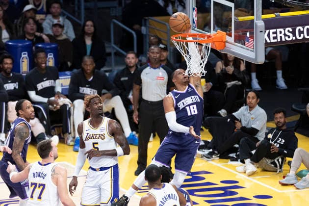 December 28, 2025, Los Angeles, California, USA: Sacramento Kings Russell Westbrook (18) goes to the basket against the Los Angeles Lakers during an NBA, Basketball Herren, USA basketball game, in Los Angeles Monday Dec. 1, 2025. Los Angeles USA - ZUMAc68_ 20251228_zaf_c68_077 Copyright: xRingoxChiux