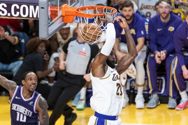 December 28, 2025, Los Angeles, California, USA: Los Angeles Lakers LEBRON JAMES (23) dunks against Sacramento Kings DEMAR DEROZAN (10) during an NBA, Basketball Herren, USA basketball game in Los Angeles. Los Angeles USA - ZUMAc68_ 20251228_zaf_c68_078 Copyright: xRingoxChiux