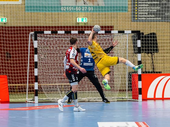 Joern Persson (HSG Krefeld Niederrhein, 34) beim Sprungwurf HSG Krefeld Niederrhein vs. HSG Nordhorn-Lingen, Handball, 2. Bundesliga, 17. Spieltag, Saison 2025 2026, 28.12.2025 HSG Krefeld Niederrhein vs. HSG Nordhorn-Lingen, Handball, 2. Bundesliga, 17. Spieltag, Saison 2025 2026, 28.12.2025 Krefeld Copyright: xEibner-Pressefoto DamianxKruczynx EP_DKI