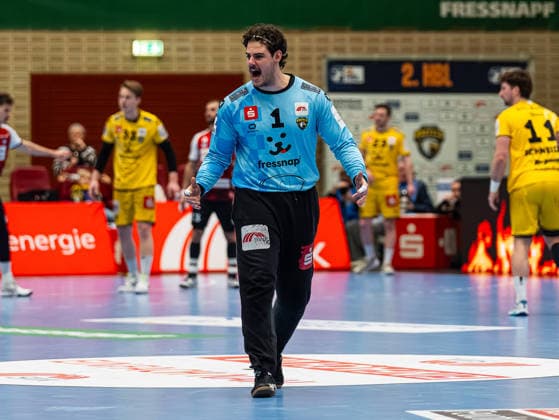 Finn Ruespeler (HSG Krefeld Niederrhein, 01) jubelt HSG Krefeld Niederrhein vs. HSG Nordhorn-Lingen, Handball, 2. Bundesliga, 17. Spieltag, Saison 2025 2026, 28.12.2025 HSG Krefeld Niederrhein vs. HSG Nordhorn-Lingen, Handball, 2. Bundesliga, 17. Spieltag, Saison 2025 2026, 28.12.2025 Krefeld Copyright: xEibner-Pressefoto DamianxKruczynx EP_DKI