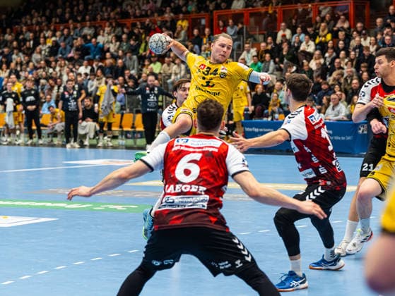 Sport Bilder des Tages Joern Persson (HSG Krefeld Niederrhein, 34) beim Sprungwurf HSG Krefeld Niederrhein vs. HSG Nordhorn-Lingen, Handball, 2. Bundesliga, 17. Spieltag, Saison 2025 2026, 28.12.2025 HSG Krefeld Niederrhein vs. HSG Nordhorn-Lingen, Handball, 2. Bundesliga, 17. Spieltag, Saison 2025 2026, 28.12.2025 Krefeld Copyright: xEibner-Pressefoto DamianxKruczynx EP_DKI