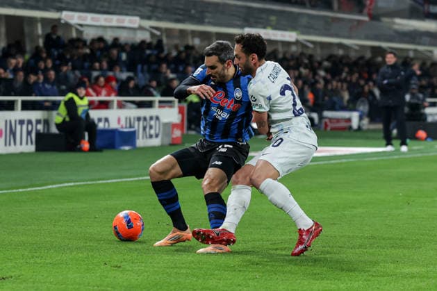 Atalanta v Inter Milan, Serie A football, Bergamo, Italy Bergamo, Italy. 28th, December 2025. Davide Zappacosta (L) of Atalanta and Hakan Calhanoglu (20) of Inter Milan seen during the Serie A match between Atalanta and Inter Milan at New Balance Stadium in Bergamo. Italy, Bergamo  Copyright: xGonzalesxPhoto StefanoxNicolix