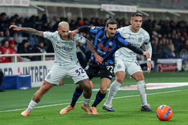 Atalanta v Inter Milan, Serie A football, Bergamo, Italy Bergamo, Italy. 28th, December 2025. Davide Zappacosta (77) of Atalanta seen in between Federico Dimarco (32) and Lautaro Martinez (10) of Inter Milan during the Serie A match between Atalanta and Inter Milan at New Balance Stadium in Bergamo. Italy, Bergamo  Copyright: xGonzalesxPhoto StefanoxNicolix