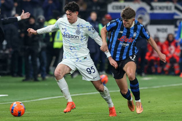Atalanta v Inter Milan, Serie A football, Bergamo, Italy Bergamo, Italy. 28th, December 2025. Alessandro Bastoni (95) of Inter Milan and Charles De Ketelaere (17) of Atalanta seen during the Serie A match between Atalanta and Inter Milan at New Balance Stadium in Bergamo. Italy, Bergamo  Copyright: xGonzalesxPhoto StefanoxNicolix