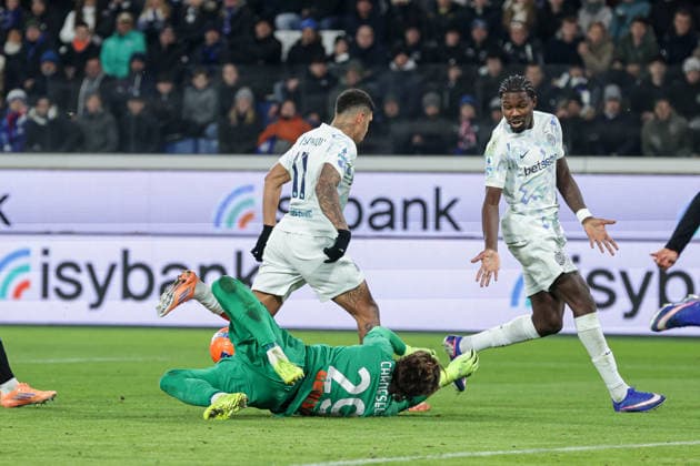 Atalanta v Inter Milan, Serie A football, Bergamo, Italy Bergamo, Italy. 28th, December 2025. Luis Henrique (11) of Inter Milan and goalkeeper Marco Carnesecchi (29) of Atalanta seen during the Serie A match between Atalanta and Inter Milan at New Balance Stadium in Bergamo. Italy, Bergamo  Copyright: xGonzalesxPhoto StefanoxNicolix