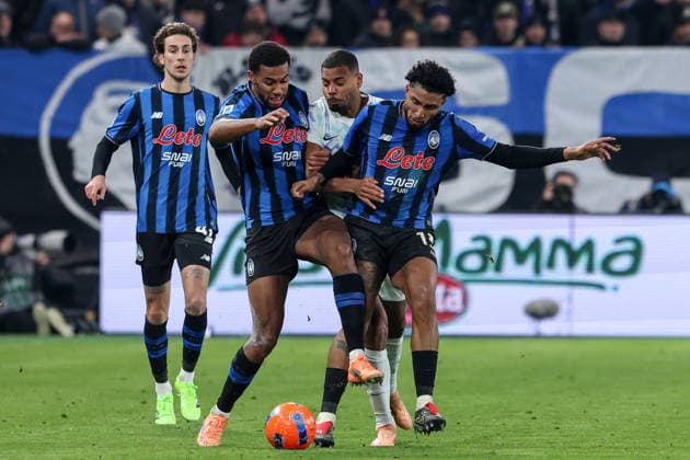 Atalanta v Inter Milan, Serie A football, Bergamo, Italy Bergamo, Italy. 28th, December 2025. Isak Hien (L) and Ederson (13) of Atalanta seen in front of Andy Diouf of Inter Milan during the Serie A match between Atalanta and Inter Milan at New Balance Stadium in Bergamo. Italy, Bergamo  Copyright: xGonzalesxPhoto StefanoxNicolix