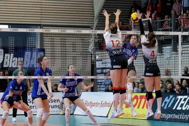 Emma Grome und Mette Pfeffer vom DSC blocken einen TSV Angriff