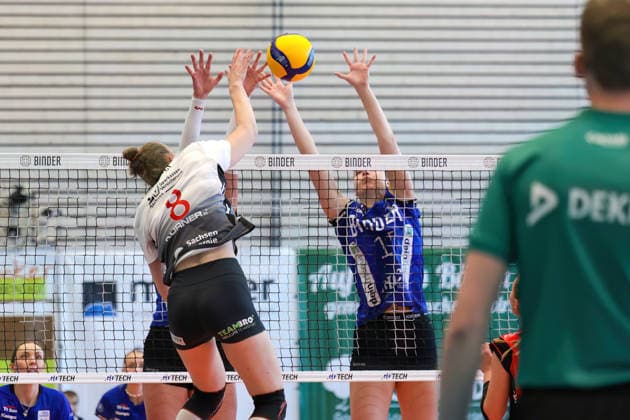 Jette Kuipers vom DSC bringt ihren Angriff durch den Block