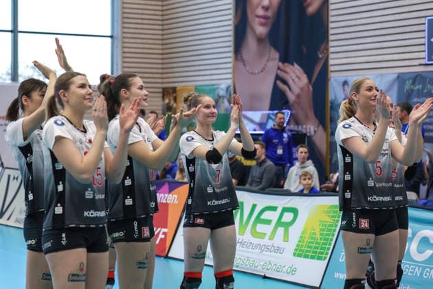 DSC Volleyballerinnen bedanken sich bei den mitgereisten Fans