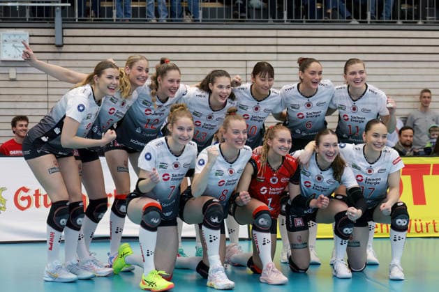 DSC Volleyballerinnen nach ihrem Sieg in Flacht