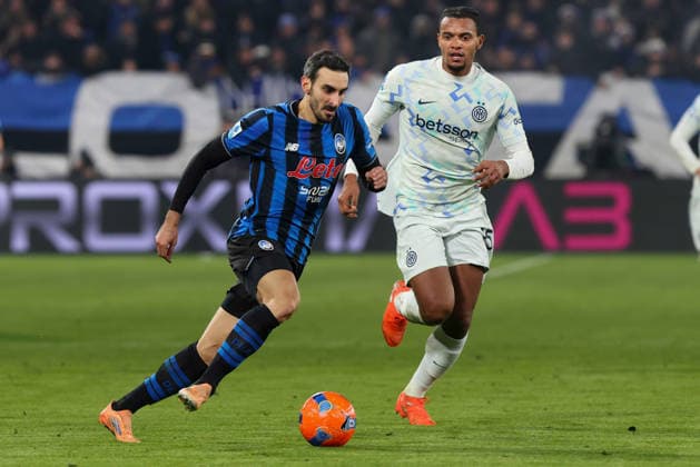 Atalanta BC vs FC Inter Italy, Bergamo, 2025 12 28: Manuel Akanji, Davide Zappacosta (Atalanta) attacks the penalty area in the first half during soccer game Atalanta BC vs FC Inter, Serie A EniLive 2025-2026 day 17 New Balance Arena Bergamo Lombardy Italy Copyright: xFabrizioxAndreaxBertanix