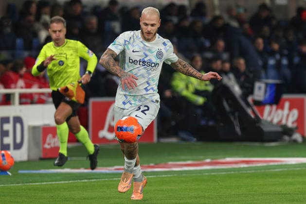 Atalanta BC vs FC Inter Italy, Bergamo, 2025 12 28: Federico Dimarco (FC Inter) dribbles in back court in the first half during soccer game Atalanta BC vs FC Inter, Serie A EniLive 2025-2026 day 17 New Balance Arena Bergamo Lombardy Italy Copyright: xFabrizioxAndreaxBertanix