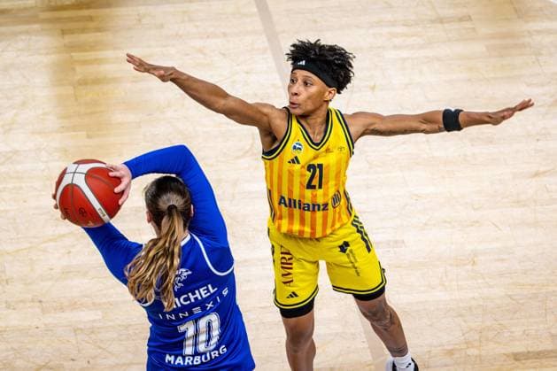 Basketball Berlin 28 12 2025 Season 2025 2026 DBBL 1 Bundesliga Alba Berlin BC Pharmaserv Marburg Deeshyra Thomas Alba, No 21 Lucy Michel Marburg, No 10
