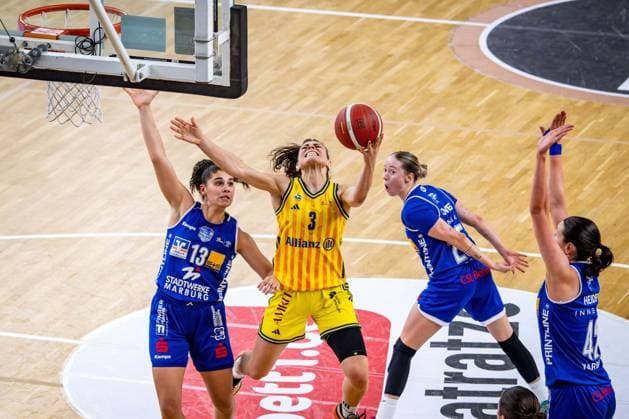 Basketball Berlin 28 12 2025 Season 2025 2026 DBBL 1 Bundesliga Alba Berlin BC Pharmaserv Marburg Theresa Simon Alba, No 03 Sara Guerreiro Marburg, No 13 Caitlyn Jones Marburg, No 25 Mia Heide Marburg, No 42