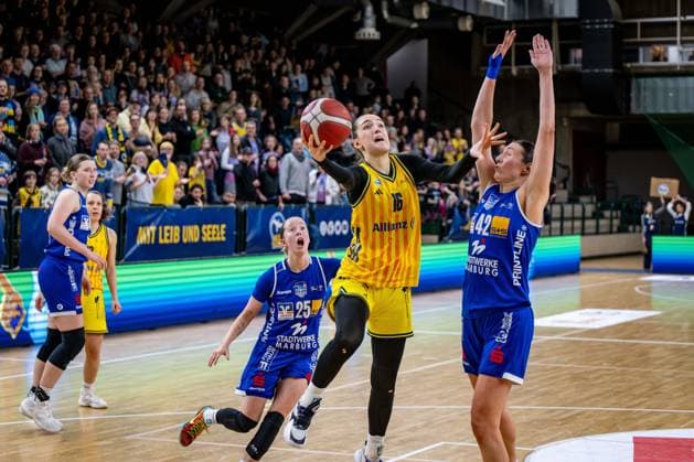 Basketball Berlin 28 12 2025 Season 2025 2026 DBBL 1 Bundesliga Alba Berlin BC Pharmaserv Marburg Lilli Schultze Alba, No 16 Mia Heide Marburg, No 42 Caitlyn Jones Marburg, No 25