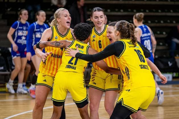 Basketball Berlin 28 12 2025 Season 2025 2026 DBBL 1 Bundesliga Alba Berlin BC Pharmaserv Marburg Cheers Alba after the win Marie Bertholdt Alba, No 04 Deeshyra Thomas Alba, No 21 Tessa Stammberger Alba, No 06 Lena Gohlisch Alba, No 12 Lilli Schultze Alba, No 16