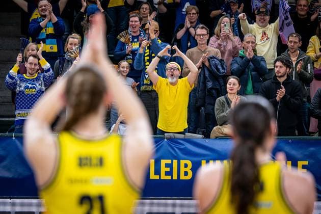 Basketball Berlin 28 12 2025 Season 2025 2026 DBBL 1 Bundesliga Alba Berlin BC Pharmaserv Marburg Cheering Alba after the victory Alba fans Abby Muse Alba, No 31 Tessa Stammberger Alba, No 06