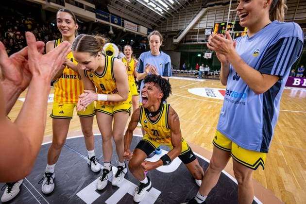 Basketball Berlin 28 12 2025 Season 2025 2026 DBBL 1 Bundesliga Alba Berlin BC Pharmaserv Marburg Cheering Alba after the victory Alba fans Deeshyra Thomas Alba, No 21 Jo Raflo Alba, No 09 Greta Scholle Alba, No 14 and others