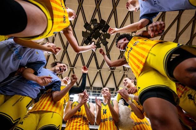 Basketball Berlin 28 12 2025 Season 2025 2026 DBBL 1 Bundesliga Alba Berlin BC Pharmaserv Marburg Cheering Alba after the victory Alba Fans Deeshyra Thomas Alba, No 21 Jo Raflo Alba, No 09 Greta Scholle Alba, No 14 Lilli Schultze Alba, No 16 Theresa Simon Alba, No 03 and others