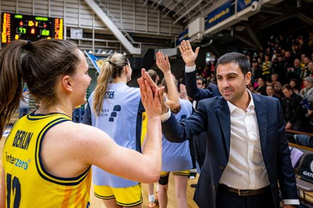 Basketball Berlin 28 12 2025 Season 2025 2026 DBBL 1 Bundesliga Alba Berlin BC Pharmaserv Marburg Cheering Alba after the victory Cristo Cabrera Alba, coach Lena Gohlisch Alba, No 12
