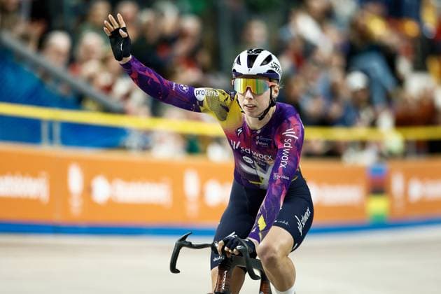 APELDOORN - Lorena Wiebes celebrates after winning the elimination race on the final day of the Dutch Track cycling, Rad, Radsport, Bahnrad, Bahn Championships at Omnisport Apeldoorn. ANP VINCENT JANNINK xVIxANPxSportx xxANPxIVx 545946499 originalFilename: 545946499.jpg