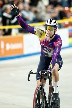 APELDOORN - Lorena Wiebes celebrates after winning the elimination race on the final day of the Dutch Track cycling, Rad, Radsport, Bahnrad, Bahn Championships at Omnisport Apeldoorn. ANP VINCENT JANNINK xVIxANPxSportx xxANPxIVx 545946530 originalFilename: 545946530.jpg