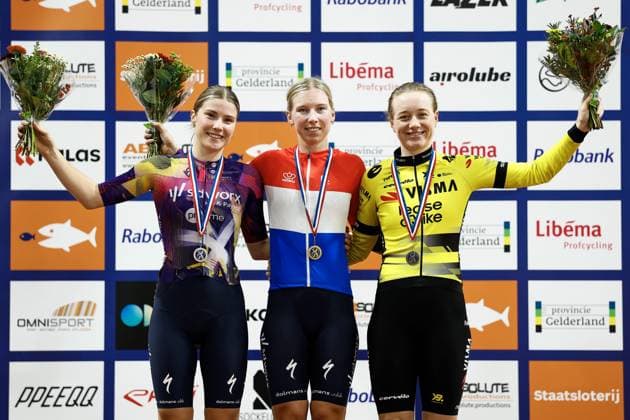 APELDOORN - Winner Lorena Wiebes stands among Lisa van Belle (L) (second) and Nienke Veenhoven (third) during the ceremony in the elimination race on the final day of the Dutch Track cycling, Rad, Radsport, Bahnrad, Bahn Championships at Omnisport Apeldoorn. ANP VINCENT JANNINK xVIxANPxSportx xxANPxIVx 545946656 originalFilename: 545946656.jpg