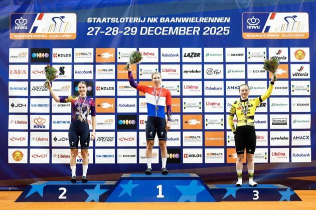 APELDOORN - Winner Lorena Wiebes stands among Lisa van Belle (L) (second) and Nienke Veenhoven (third) during the ceremony in the elimination race on the final day of the Dutch Track cycling, Rad, Radsport, Bahnrad, Bahn Championships at Omnisport Apeldoorn. ANP VINCENT JANNINK xVIxANPxSportx xxANPxIVx 545946672 originalFilename: 545946672.jpg