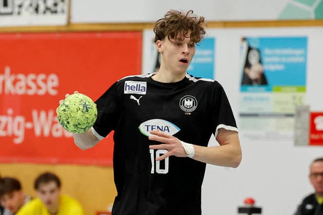 Kalle Gaugisch Germany controls the ball, Merzig Cup semi-final, Germany vs Slovenia, Thiels Park Sporthalle on December 29, 2025 in Merzig, Germany Photo by Marco Steinbrenner DeFodi Images Kalle Gaugisch Germany controls the ball, Merzig Cup semi-final, Germany vs Slovenia, Thiels Park Sporthalle, December 29, 2025 in Merzig, Germany Photo by Marco Steinbrenner DeFodi Images