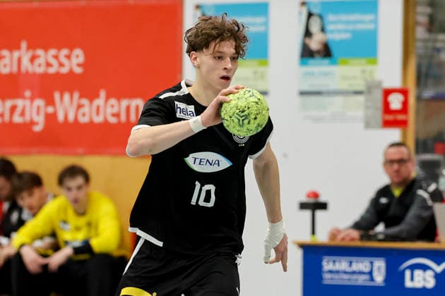 Kalle Gaugisch Germany controls the ball, Merzig Cup semi-final, Germany vs Slovenia, Thiels Park Sporthalle on December 29, 2025 in Merzig, Germany Photo by Marco Steinbrenner DeFodi Images Kalle Gaugisch Germany controls the ball, Merzig Cup semi-final, Germany vs Slovenia, Thiels Park Sporthalle, December 29, 2025 in Merzig, Germany Photo by Marco Steinbrenner DeFodi Images