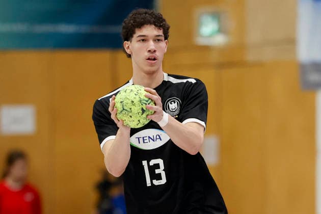 Elvis Ernesto Kretzschmar Germany controls the ball, Merzig Cup semi-final, Germany vs Slovenia, Thiels Park Sporthalle on December 29, 2025 in Merzig, Germany Photo by Marco Steinbrenner DeFodi Images Elvis Ernesto Kretzschmar Germany controls the ball, Merzig Cup semi-final, Germany vs Slovenia, Thiels Park Sporthalle, December 29, 2025 in Merzig, Germany Photo by Marco Steinbrenner DeFodi Images