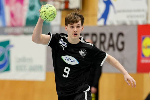Jasper Anschuetz Germany controls the ball, Merzig Cup semi-final, Germany vs Slovenia, Thiels Park Sporthalle on December 29, 2025 in Merzig, Germany Photo by Marco Steinbrenner DeFodi Images Jasper Anschuetz Germany controls the ball, Merzig Cup semi-final, Germany vs Slovenia, Thiels Park Sporthalle, December 29, 2025 in Merzig, Germany Photo by Marco Steinbrenner DeFodi Images