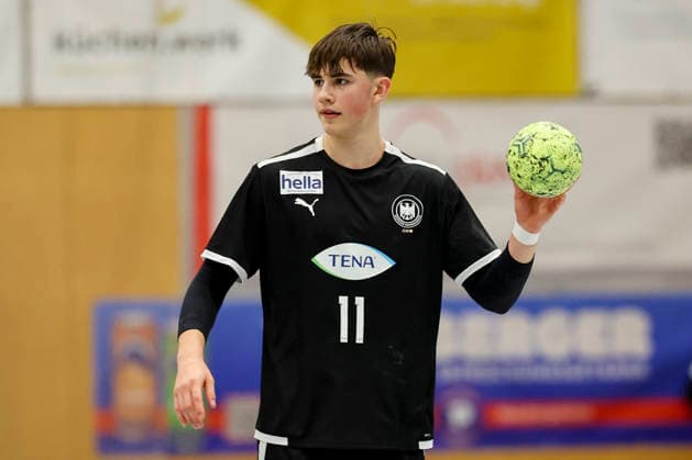 Finn Meissner Germany controls the ball, Merzig Cup semi-final, Germany vs Slovenia, Thiels Park Sporthalle on December 29, 2025 in Merzig, Germany Photo by Marco Steinbrenner DeFodi Images Finn Meissner Germany controls the ball, Merzig Cup semi-final, Germany vs Slovenia, Thiels Park Sporthalle, December 29, 2025 in Merzig, Germany Photo by Marco Steinbrenner DeFodi Images