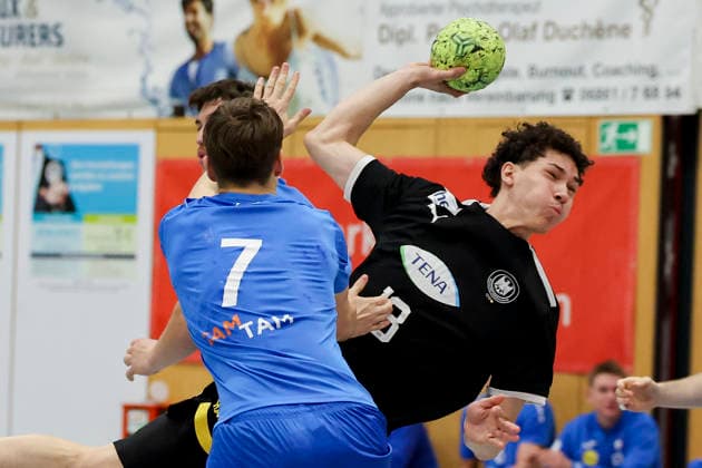 Zan Kovac Slovenia and Elvis Ernesto Kretzschmar Germany battle for the ball, Merzig Cup semi-final, Germany vs Slovenia, Thiels Park Sporthalle on December 29, 2025 in Merzig, Germany Photo by Marco Steinbrenner DeFodi Images Zan Kovac Slovenia and Elvis Ernesto Kretzschmar Germany battle for the ball, Merzig Cup semi-final, Germany vs Slovenia, Thiels Park Sporthalle, December 29, 2025 in Merzig, Germany Photo by Marco Steinbrenner DeFodi Images