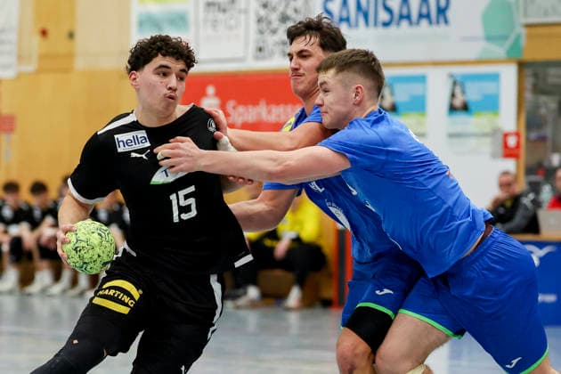 Leo Nowak Germany , Rok Blagus Slovenia and Tjas Erculj Slovenia battle for the ball, Merzig Cup semi-final, Germany vs Slovenia, Thiels Park Sporthalle on December 29, 2025 in Merzig, Germany Photo by Marco Steinbrenner DeFodi Images Leo Nowak Germany , Rok Blagus Slovenia and Tjas Erculj Slovenia battle for the ball, Merzig Cup semi-final, Germany vs Slovenia, Thiels Park Sporthalle, December 29, 2025 in Merzig, Germany Photo by Marco Steinbrenner DeFodi Images