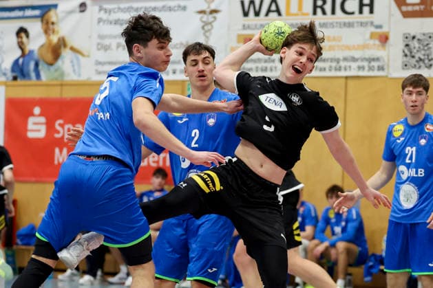 Nele Meznarsic Slovenia , Tjas Erculj Slovenia and Jasper Anschuetz Germany battle for the ball, Merzig Cup Semifinal, Germany vs Slovenia, Thiels Park Sporthalle, December 29, 2025 in Merzig, Germany Photo by Marco Steinbrenner DeFodi Images Nele Meznarsic Slovenia , Tjas Erculj Slovenia and Jasper Anschuetz Germany battle for the ball, Merzig Cup semi-final, Germany vs Slovenia, Thiels Park Sporthalle, December 29, 2025 in Merzig, Germany Photo by Marco Steinbrenner DeFodi Images