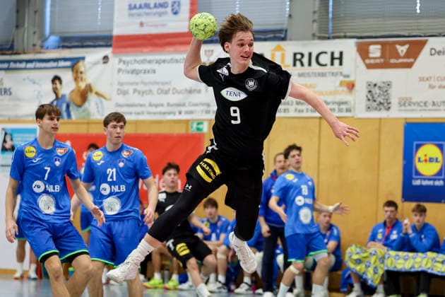 Jasper Anschuetz Germany controls the ball, Merzig Cup semi-final, Germany vs Slovenia, Thiels Park Sporthalle on December 29, 2025 in Merzig, Germany Photo by Marco Steinbrenner DeFodi Images Jasper Anschuetz Germany controls the ball, Merzig Cup semi-final, Germany vs Slovenia, Thiels Park Sporthalle, December 29, 2025 in Merzig, Germany Photo by Marco Steinbrenner DeFodi Images