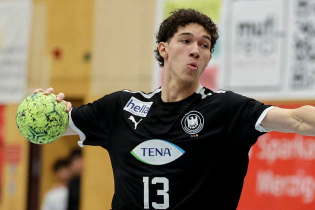 Elvis Ernesto Kretzschmar Germany controls the ball, Merzig Cup semi-final, Germany vs Slovenia, Thiels Park Sporthalle on December 29, 2025 in Merzig, Germany Photo by Marco Steinbrenner DeFodi Images Elvis Ernesto Kretzschmar Germany controls the ball, Merzig Cup semi-final, Germany vs Slovenia, Thiels Park Sporthalle, December 29, 2025 in Merzig, Germany Photo by Marco Steinbrenner DeFodi Images