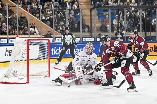DAVOS, SWITZERLAND DECEMBER 29 Adam Raska of Sparta Praha R tries to score against goalkeeper Connor Hughes of Team Canada L during the Spengler Cup Davos match between HC Sparta Praha v Team Canada at Zondacrypto Arena on December 29, 2025 in Davos, Switzerland Davos Graubunden Switzerland Copyright: xJustPictures.ch AndreaxBrancax jp-en-EuSpIm-AB_29122025_AAB_4126
